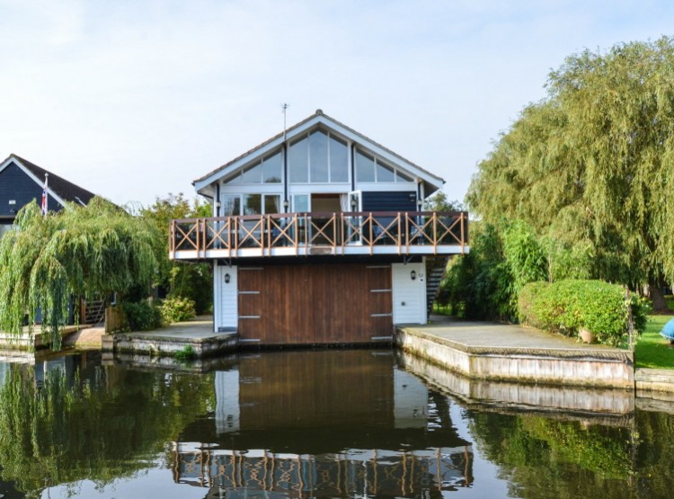The Tree House In Horning